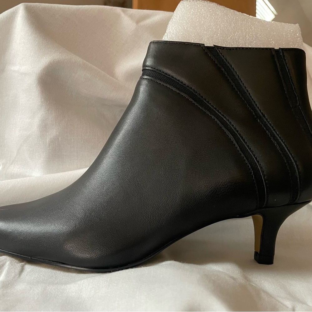 ✨  Chic & Timeless: Bella Vita Faraday Black Heeled Booties